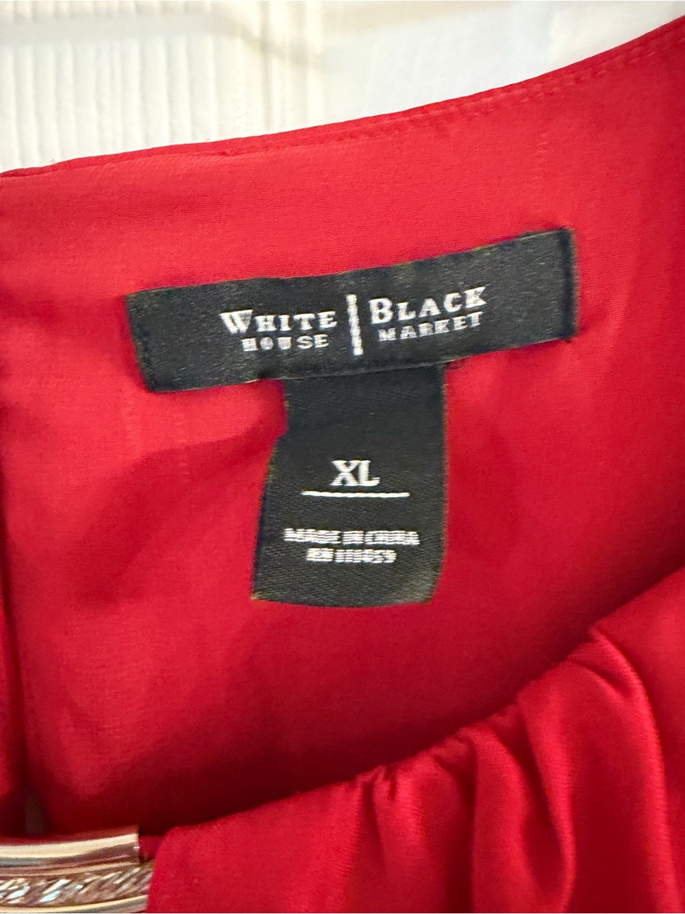 White House Black Market Red Sleeveless Blouse XL Gold Hardware Keyhole Top - Picture 4 of 6